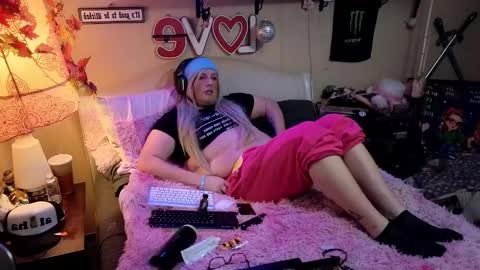 Snapshot of blakelytgirl chatting on 02-05-25, 03:55 Blakely Morningstar online show from 02-05-25, 03:55