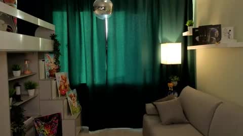 Mia online show from 05-31-26, 04:25