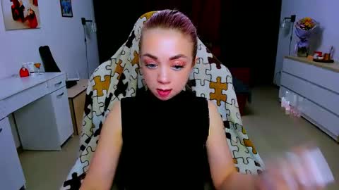 Snapshot of blinkofeyess chatting on 02-05-25, 12:17 Nicole online show from 02-05-25, 12:17