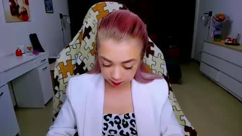 Snapshot of blinkofeyess chatting on 02-07-25, 06:35 Nicole online show from 02-07-25, 06:35