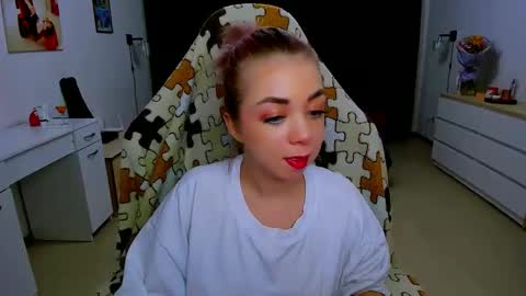 Snapshot of blinkofeyess chatting on 02-08-25, 03:00 Nicole online show from 02-08-25, 03:00
