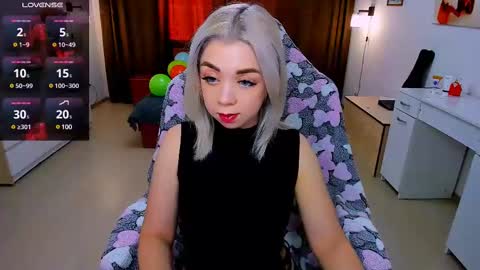 Snapshot of blinkofeyess chatting on 02-12-25, 11:40 Nicole online show from 02-12-25, 11:40