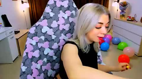 Snapshot of blinkofeyess chatting on 02-12-25, 02:43 Nicole online show from 02-12-25, 02:43
