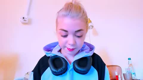 Snapshot of blinkofeyess chatting on 02-26-25, 12:14 Nicole online show from 02-26-25, 12:14