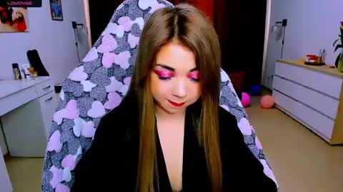 Snapshot of blinkofeyess chatting on 03-10-25, 06:16 Nicole online show from 03-10-25, 06:16