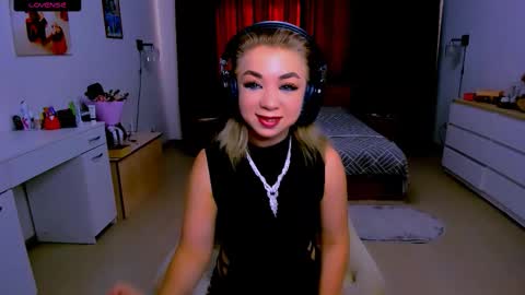 Snapshot of blinkofeyess chatting on 09-10-25, 06:24 Nicole online show from 09-10-25, 06:24