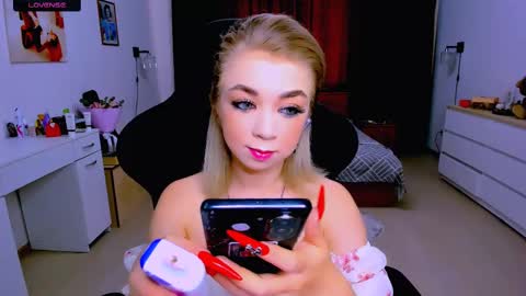 Snapshot of blinkofeyess chatting on 09-11-25, 07:08 Nicole online show from 09-11-25, 07:08