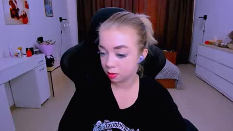Snapshot of blinkofeyess chatting on 09-25-25, 12:20 Nicole online show from 09-25-25, 12:20