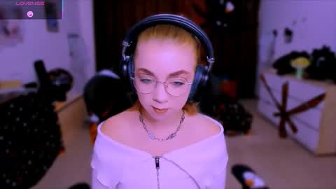 Snapshot of blinkofeyess chatting on 10-22-25, 11:54 Nicole online show from 10-22-25, 11:54