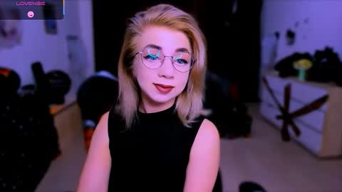 Snapshot of blinkofeyess chatting on 10-23-25, 08:35 Nicole online show from 10-23-25, 08:35
