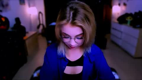 Snapshot of blinkofeyess chatting on 10-30-25, 06:59 Nicole online show from 10-30-25, 06:59