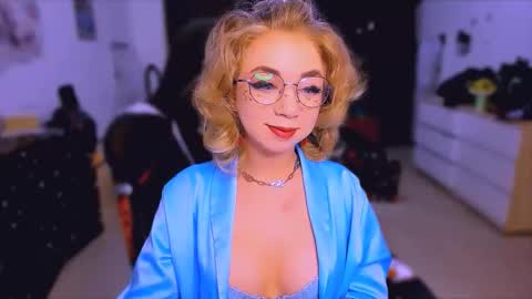 Snapshot of blinkofeyess chatting on 10-31-25, 04:35 Nicole online show from 10-31-25, 04:35