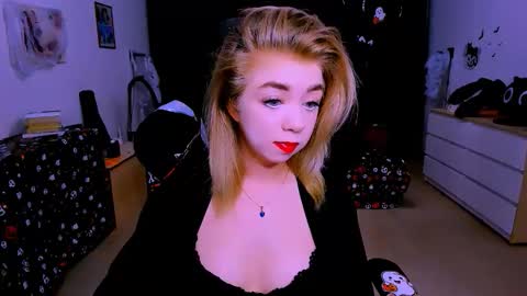 Snapshot of blinkofeyess chatting on 11-08-25, 05:12 Nicole online show from 11-08-25, 05:12