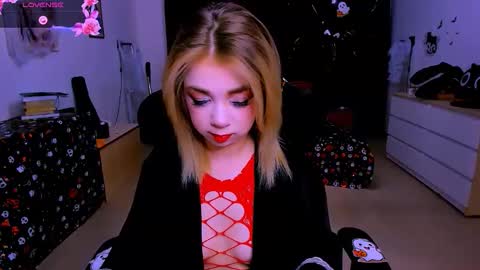 Snapshot of blinkofeyess chatting on 11-11-25, 10:15 Nicole online show from 11-11-25, 10:15
