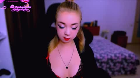Snapshot of blinkofeyess chatting on 11-22-25, 12:31 Nicole online show from 11-22-25, 12:31