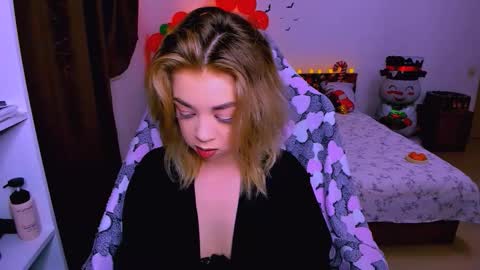 Snapshot of blinkofeyess chatting on 11-30-25, 11:47 Nicole online show from 11-30-25, 11:47