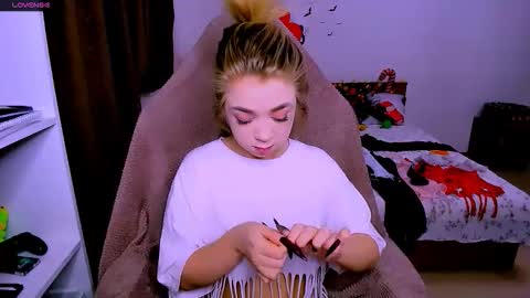 Snapshot of blinkofeyess chatting on 12-14-25, 06:19 Nicole online show from 12-14-25, 06:19