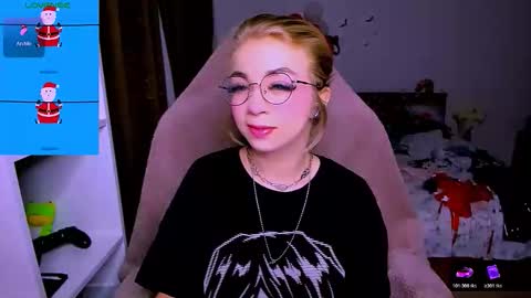 Snapshot of blinkofeyess chatting on 12-22-25, 03:36 Nicole online show from 12-22-25, 03:36
