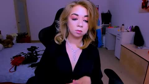 Snapshot of blinkofeyess chatting on 02-05-26, 04:39 Nicole online show from 02-05-26, 04:39