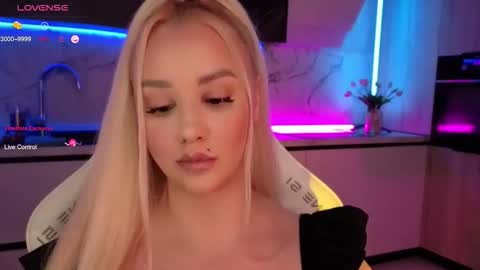 Snapshot of blond_diamond chatting on 10-24-25, 08:11 Lana online show from 10-24-25, 08:11