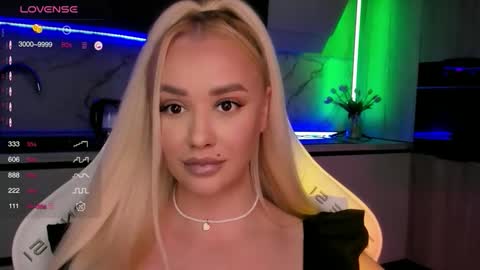 Snapshot of blond_diamond chatting on 10-25-25, 06:32 Lana online show from 10-25-25, 06:32