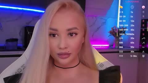 Snapshot of blond_diamond chatting on 11-23-25, 06:13 Lana online show from 11-23-25, 06:13