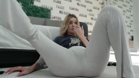 Snapshot of blonddaiana23 chatting on 02-15-25, 05:09 blonddaiana23 online show from 02-15-25, 05:09