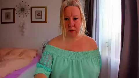 Snapshot of blonde_angel20 chatting on 02-03-26, 06:22 Nicole online show from 02-03-26, 06:22