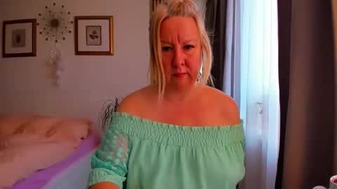 Snapshot of blonde_angel20 chatting on 02-03-26, 06:40 Nicole online show from 02-03-26, 06:40