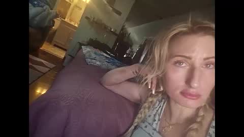 Snapshot of blondebellaaa3 chatting on 01-03-25, 05:20 Gia online show from 01-03-25, 05:20