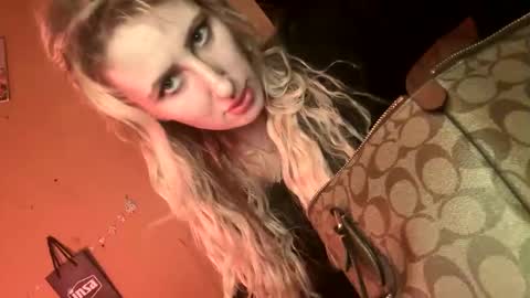 Snapshot of blondebellaaa3 chatting on 03-04-25, 03:11 Gia online show from 03-04-25, 03:11