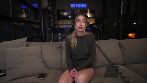 Snapshot of blondefoxsilverfox chatting on 02-20-26, 03:34 blondefoxsilverfox online show from 02-20-26, 03:34