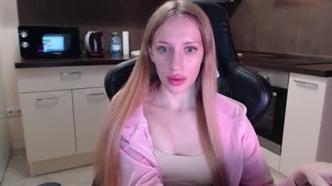 Snapshot of blondi_bondi chatting on 09-19-25, 04:51 Viktoriia online show from 09-19-25, 04:51