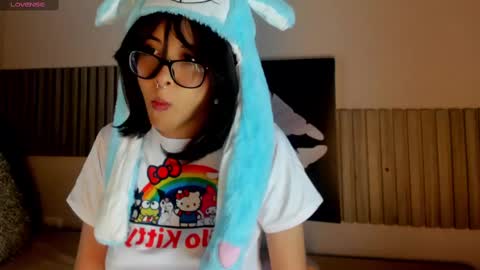 Snapshot of blue_sixx chatting on 09-19-25, 10:32 blue_sixx online show from 09-19-25, 10:32