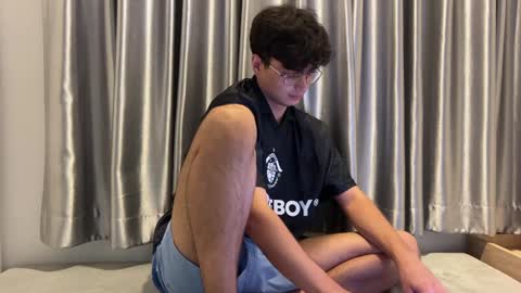 Snapshot of bluedaan chatting on 12-04-24, 01:31 Daan online show from 12-04-24, 01:31