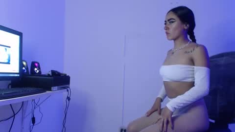 Snapshot of bonnie_blue_18 chatting on 11-25-25, 01:33 Bonnie online show from 11-25-25, 01:33