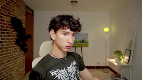 Snapshot of boream_ chatting on 10-07-25, 10:23 Bream online show from 10-07-25, 10:23