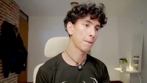 Snapshot of boream_ chatting on 12-15-25, 01:37 Bream online show from 12-15-25, 01:37