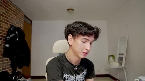 Snapshot of boream_ chatting on 12-18-25, 01:06 Bream online show from 12-18-25, 01:06