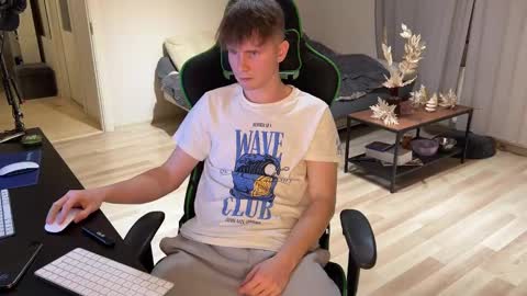 Snapshot of boykik chatting on 12-15-24, 05:53 Eddie online show from 12-15-24, 05:53