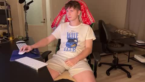 Snapshot of boykik chatting on 01-04-25, 11:27 Eddie online show from 01-04-25, 11:27