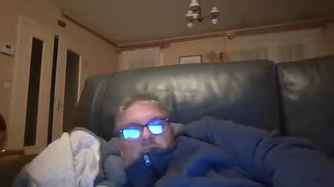 Snapshot of bozo81 chatting on 10-24-25, 07:43 bozo81 online show from 10-24-25, 07:43