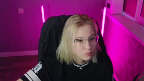 Belle  online show from 01-23-25, 02:44