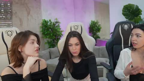Snapshot of bright_diamonds_054 chatting on 03-08-25, 02:40 Diamonds Girls online show from 03-08-25, 02:40