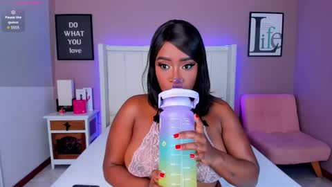 Snapshot of britanymooree chatting on 11-13-25, 08:19 Britany online show from 11-13-25, 08:19