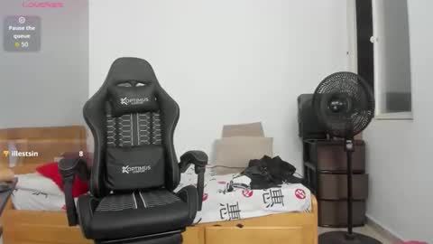 Snapshot of britney_beg1 chatting on 10-24-25, 04:42 Britney online show from 10-24-25, 04:42