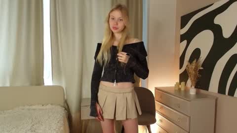 Snapshot of britneybrashaw chatting on 10-18-25, 07:42 Eva online show from 10-18-25, 07:42