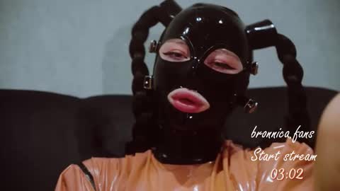 Snapshot of bronnica chatting on 09-20-25, 02:40 Anna online show from 09-20-25, 02:40