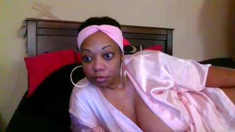 Snapshot of brownroundrenee chatting on 06-23-26, 11:19 brownroundrenee online show from 06-23-26, 11:19