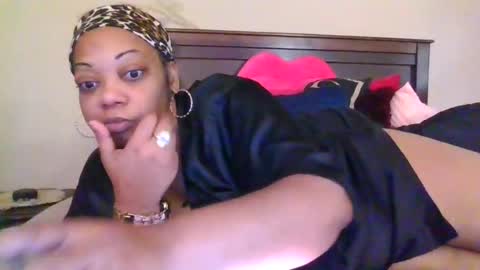 Snapshot of brownroundrenee chatting on 07-05-26, 12:23 brownroundrenee online show from 07-05-26, 12:23